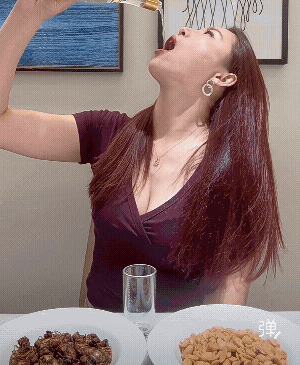 杯子里看着多，其实也就二两酒！[捂脸]