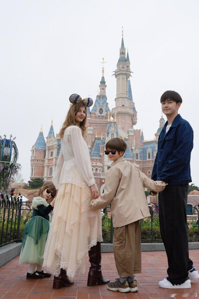 董力8岁儿子都这么高了董力阿诺一家四口全是大长腿 董力晒一家四口合照，才8岁的儿