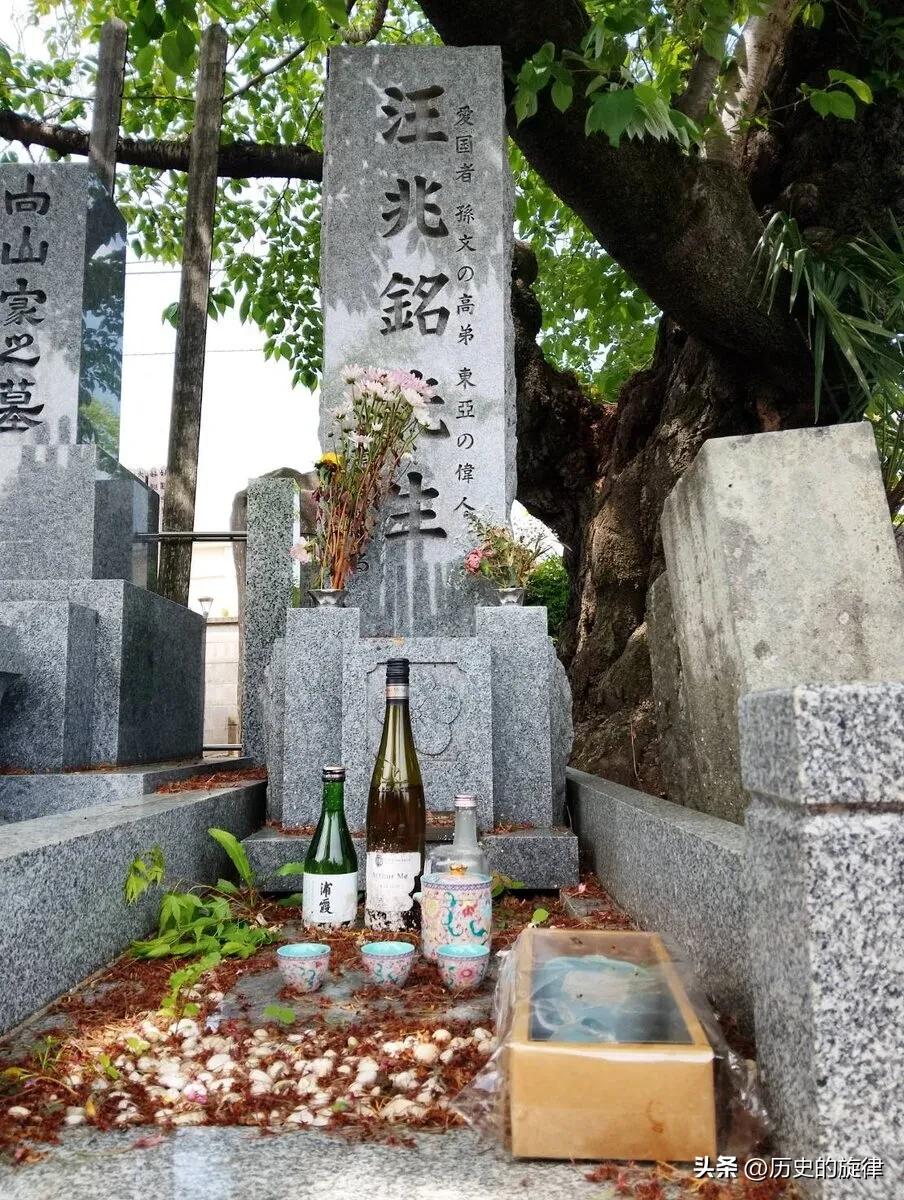 日本人是真狠啊！汪精卫坟被炸平后，竟在东京给他修了衣冠冢
 
日本人是真狠啊！他