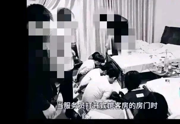 警方在对一宾馆进行巡查时，发现一件震惊的事情：四对夫妇在同一间房内“换妻”！这件