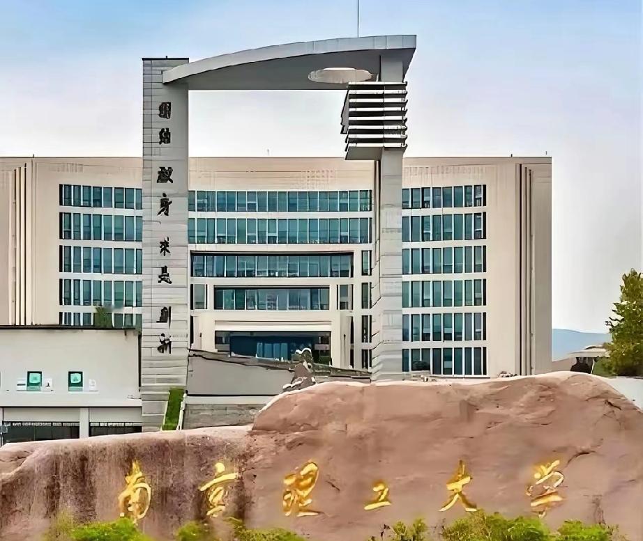 一位南京理工大学校长，下班稍晚，到食堂吃饭，看见一个女生，打了一碗米饭一份素菜，