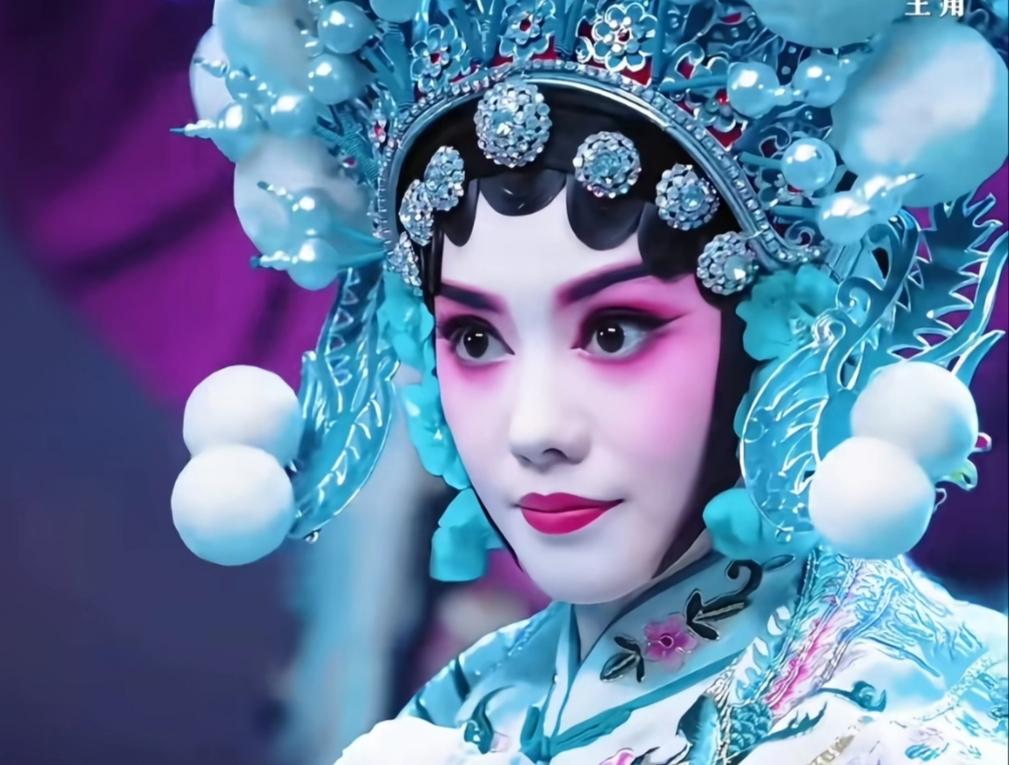 《主角》里的刘红兵，
恐怕他自己都不知道，
他爱上的并不是忆秦娥，而是台上那个英
