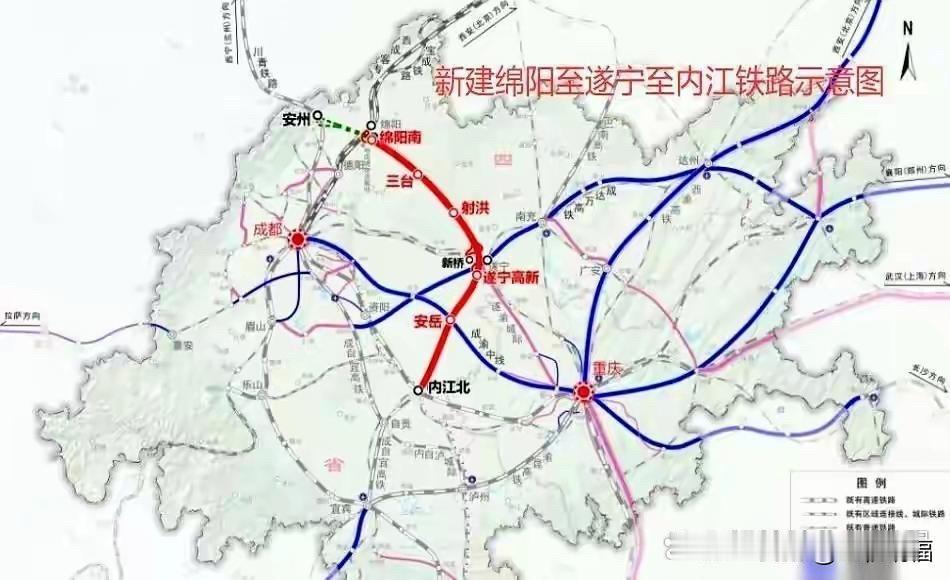 来看一张四川的铁路规划图。
一条绿色的虚线，绵遂内高铁，正在地图上奋力推进。这一