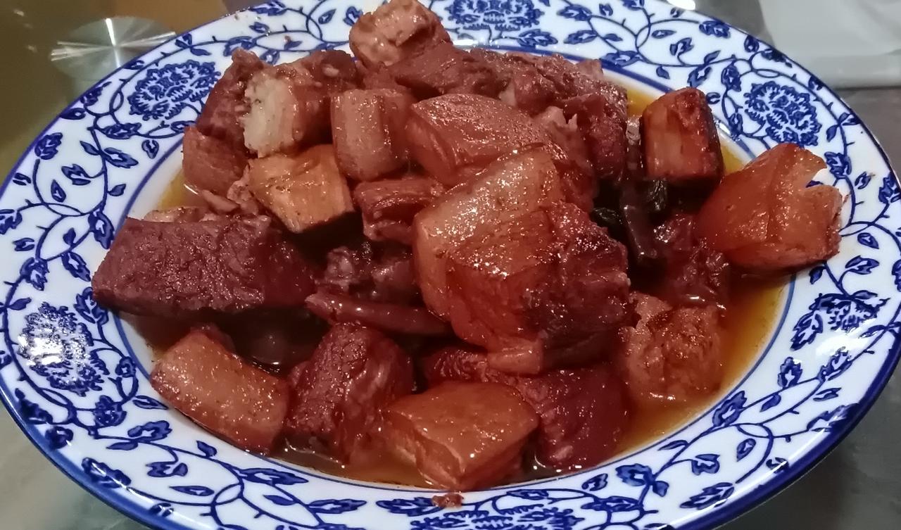 过节的餐桌上少不了红烧肉