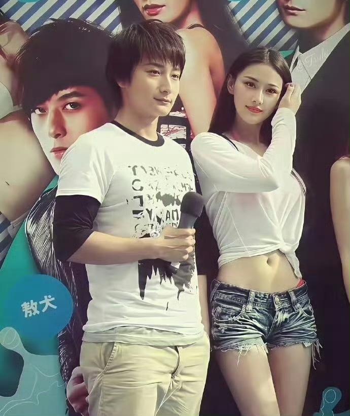 方力申和张馨予站在宣传板前，方力申手持话筒，笑着说：“14年前拍这宣传照时，感觉