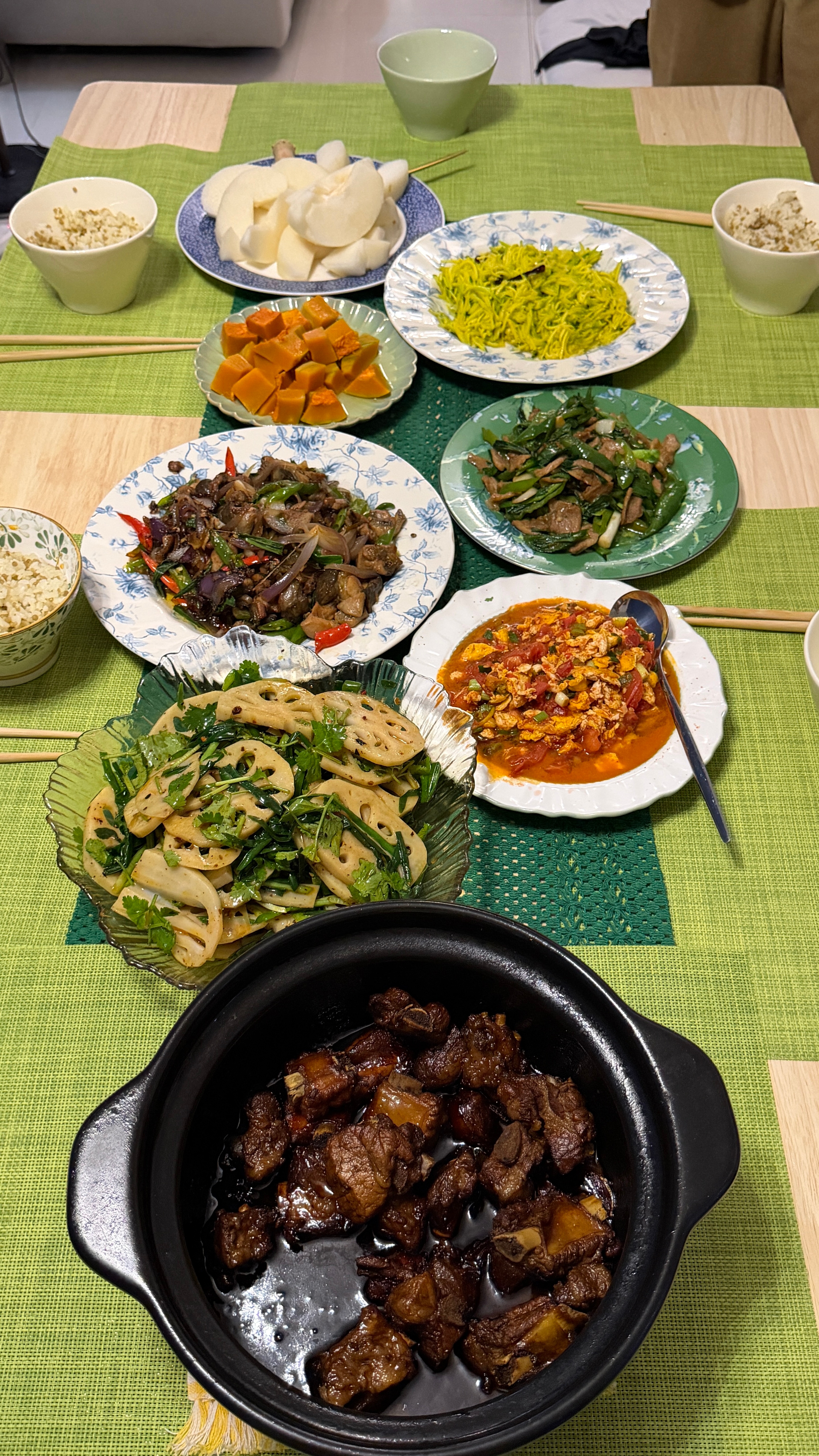 妈啊来朋友家吃饭 简直太下馒头了这些菜怒蒸五个 一人一个哈哈哈！！ 