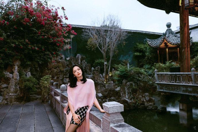 姚晨新年状态 不得不说，姚晨这组粉袍古厝大片真的太有味道了！那种岁月静好的温柔感