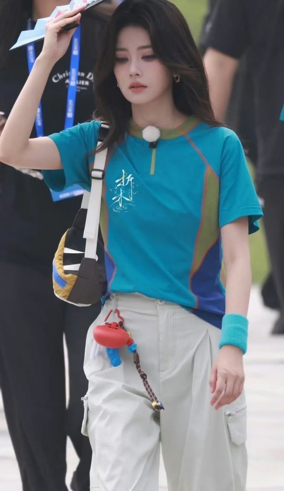 白鹿跑男路透，这妆发感觉像是去走红毯一样，没必要吧 