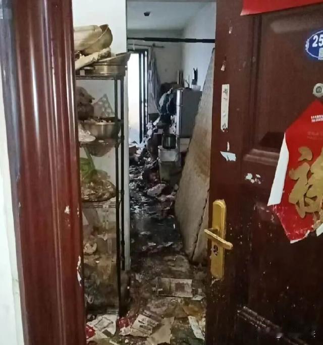 郑州，金水区信息学院路26号楼居民向大象新闻反映，25层一住户家卫生差，致蟑螂蔓