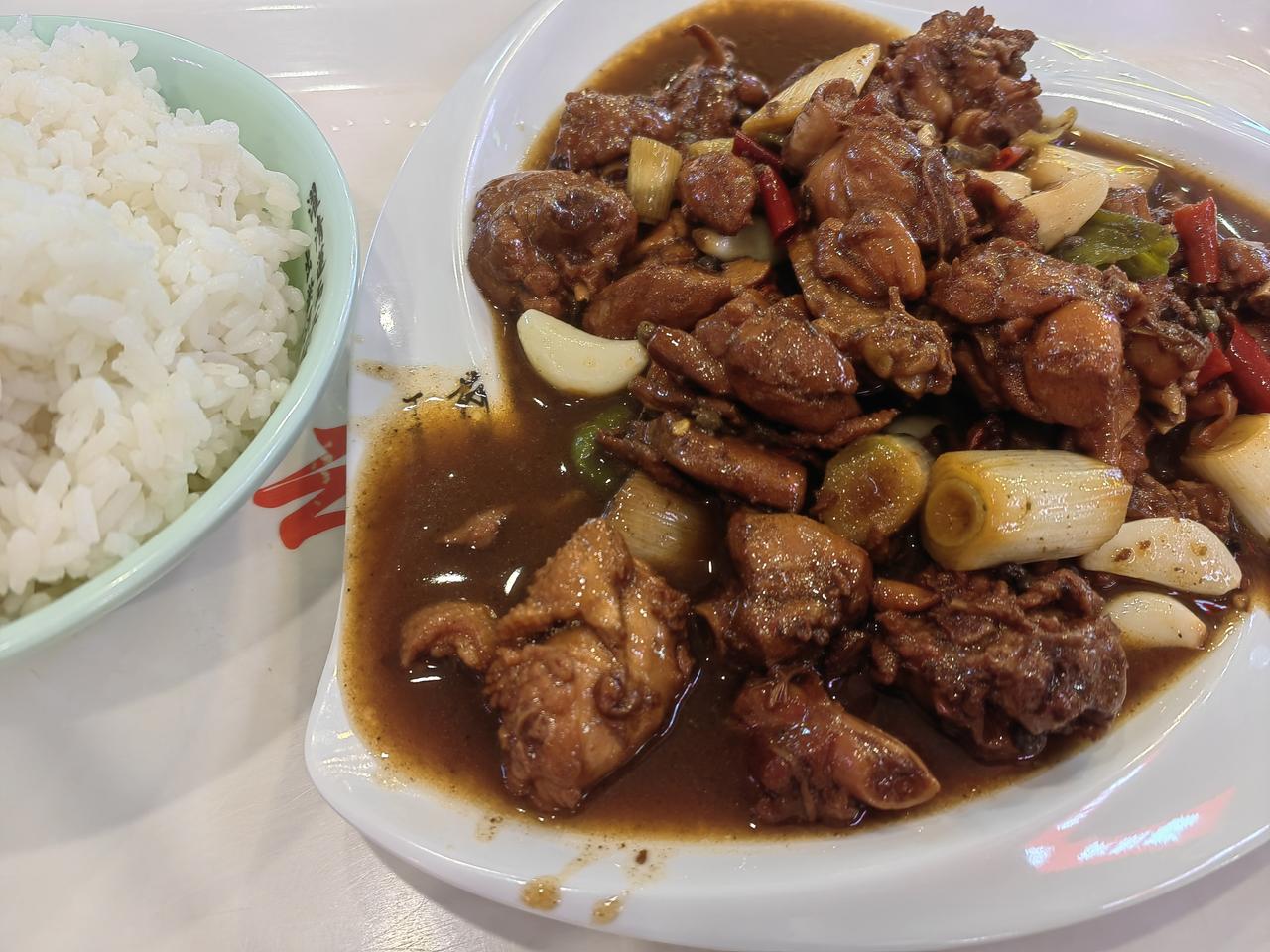 午餐，炒鸡米饭。管饱。