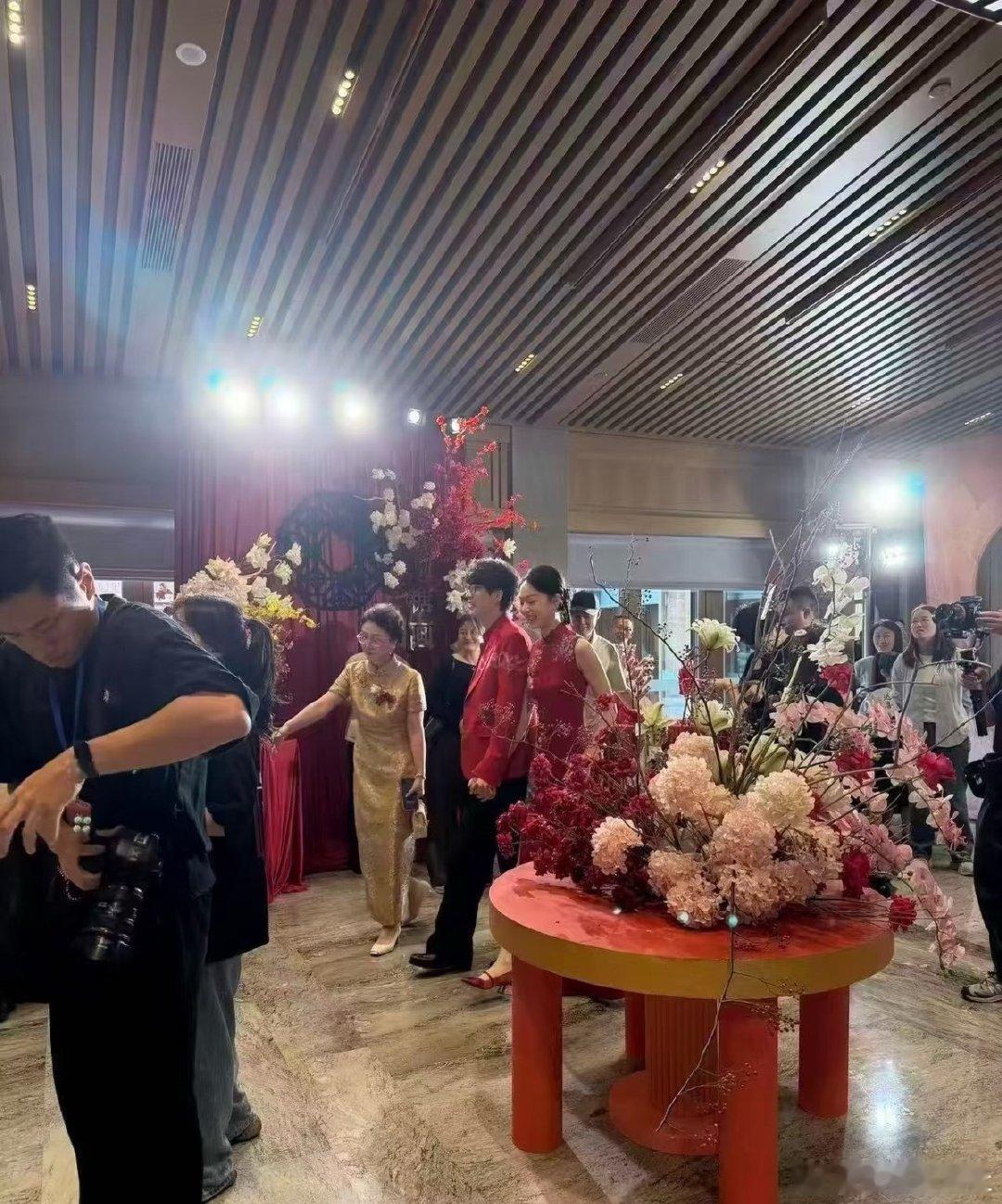 许嵩9月6日还在开演唱会许嵩开演唱会期间抽空结了个婚 许嵩9月6日还在开演唱会，