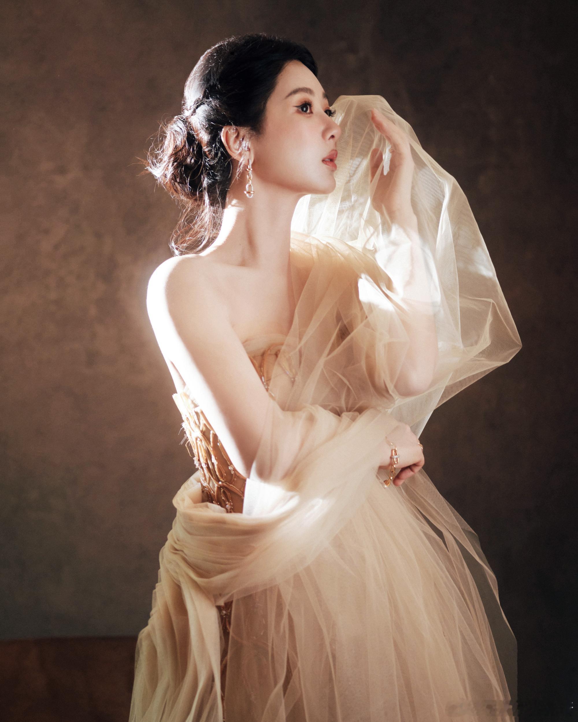 杨紫 yz杨紫董竹君 yz杨紫玉兰花开君再来 一树繁花，惊艳了时光，芬芳了岁月；