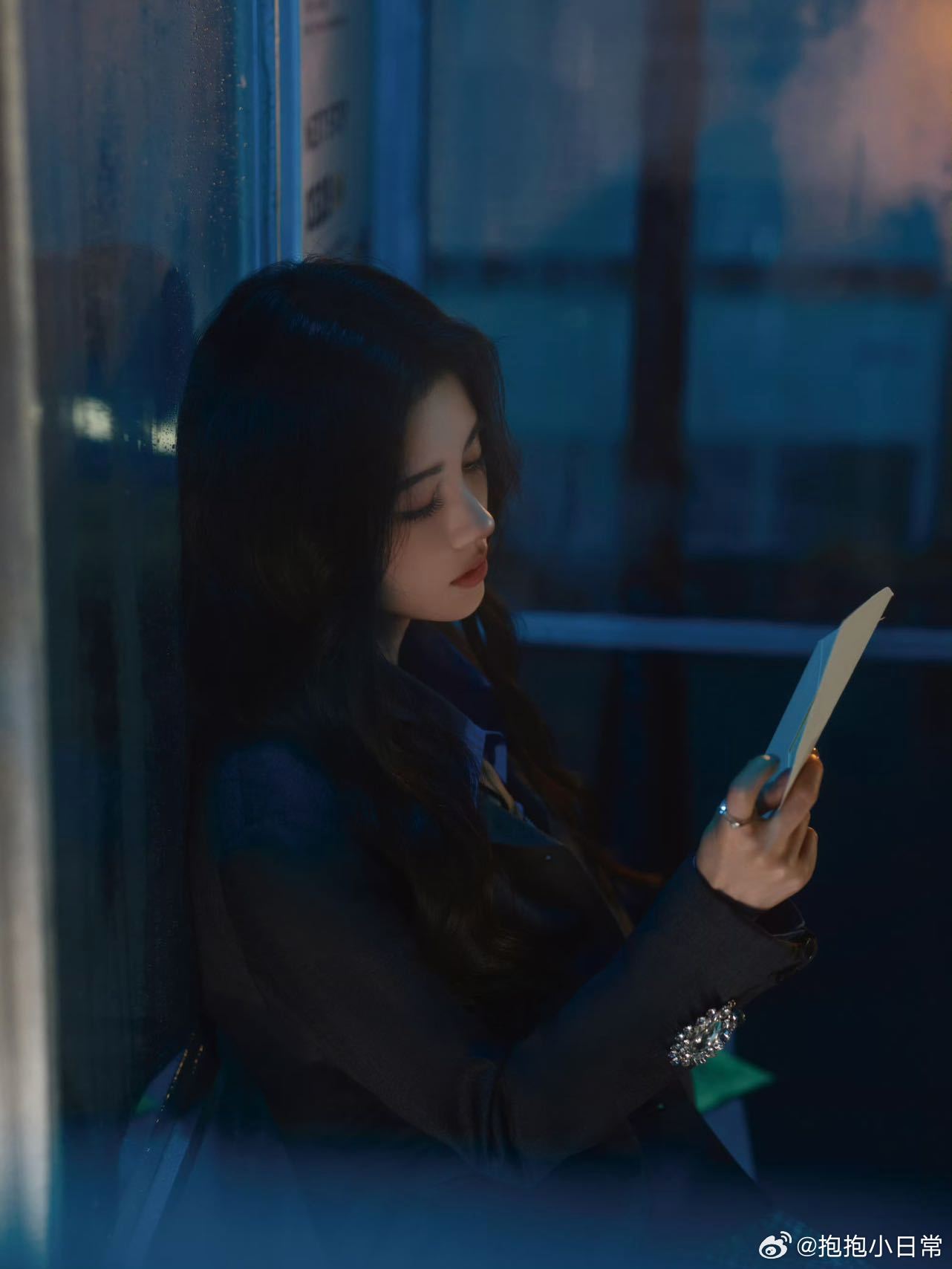 鞠婧祎唱的雨爱 刚看完的《雨爱》舞台，现在还在循环播放！她的声音里好像带着雨丝的