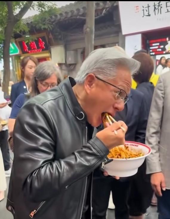 黄仁勋出生的年代从小很穷，没吃过好的，现在出名了，有钱了，到处享受美食，重新把小