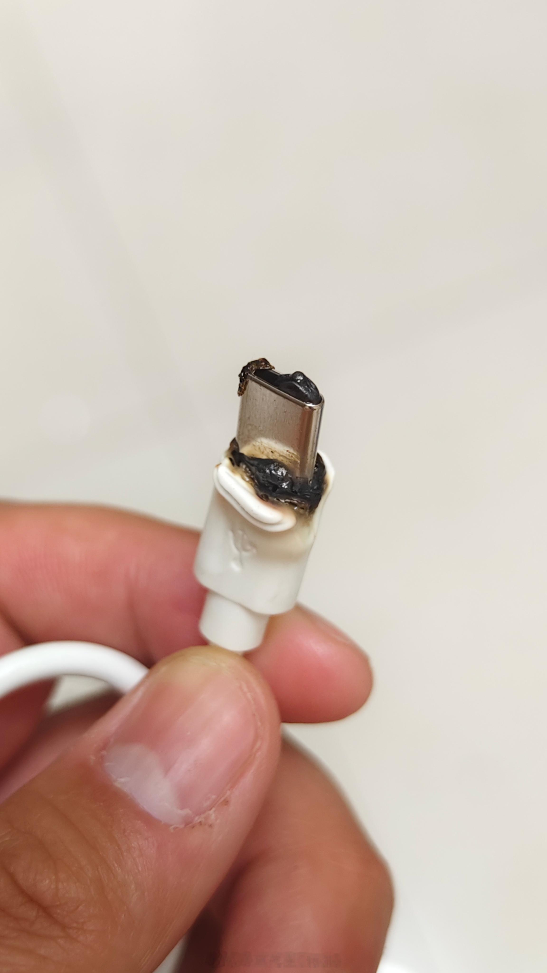 想想有点后怕昨晚坐在屋里看电视突然闻到焦糊味一通找哪里有味结果是这跟充电线发现的