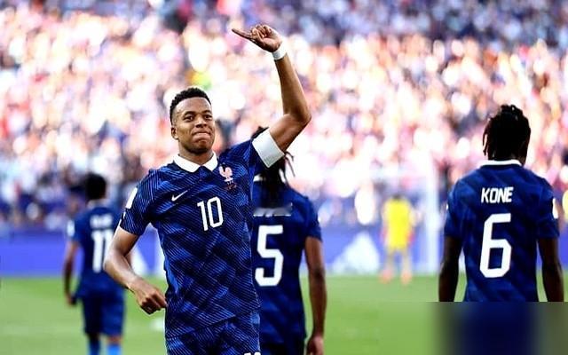 世界杯1/8决赛，法国1-0淘汰巴拉圭。
全场90分钟，巴拉圭0黄牌。法国3张。