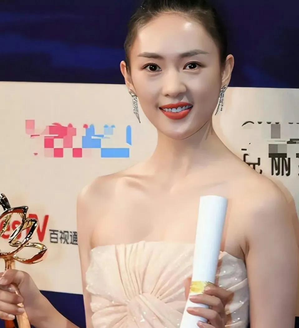 童谣真的没想到，在85花同辈的演员还在竞争白玉兰女主角奖，童谣已经是白玉兰评委之