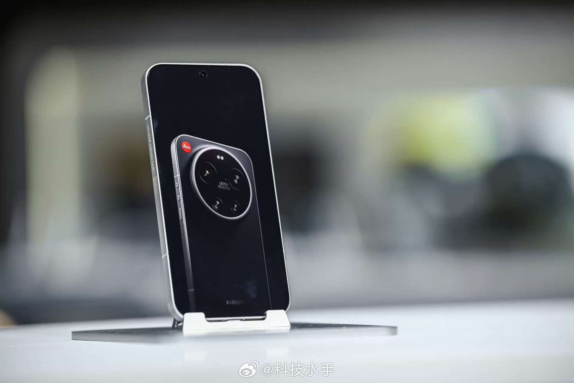 谁能拒绝一台吴彦祖同款的影像旗舰？小米17Ultra徕卡版新配色「黑银色」，纯粹