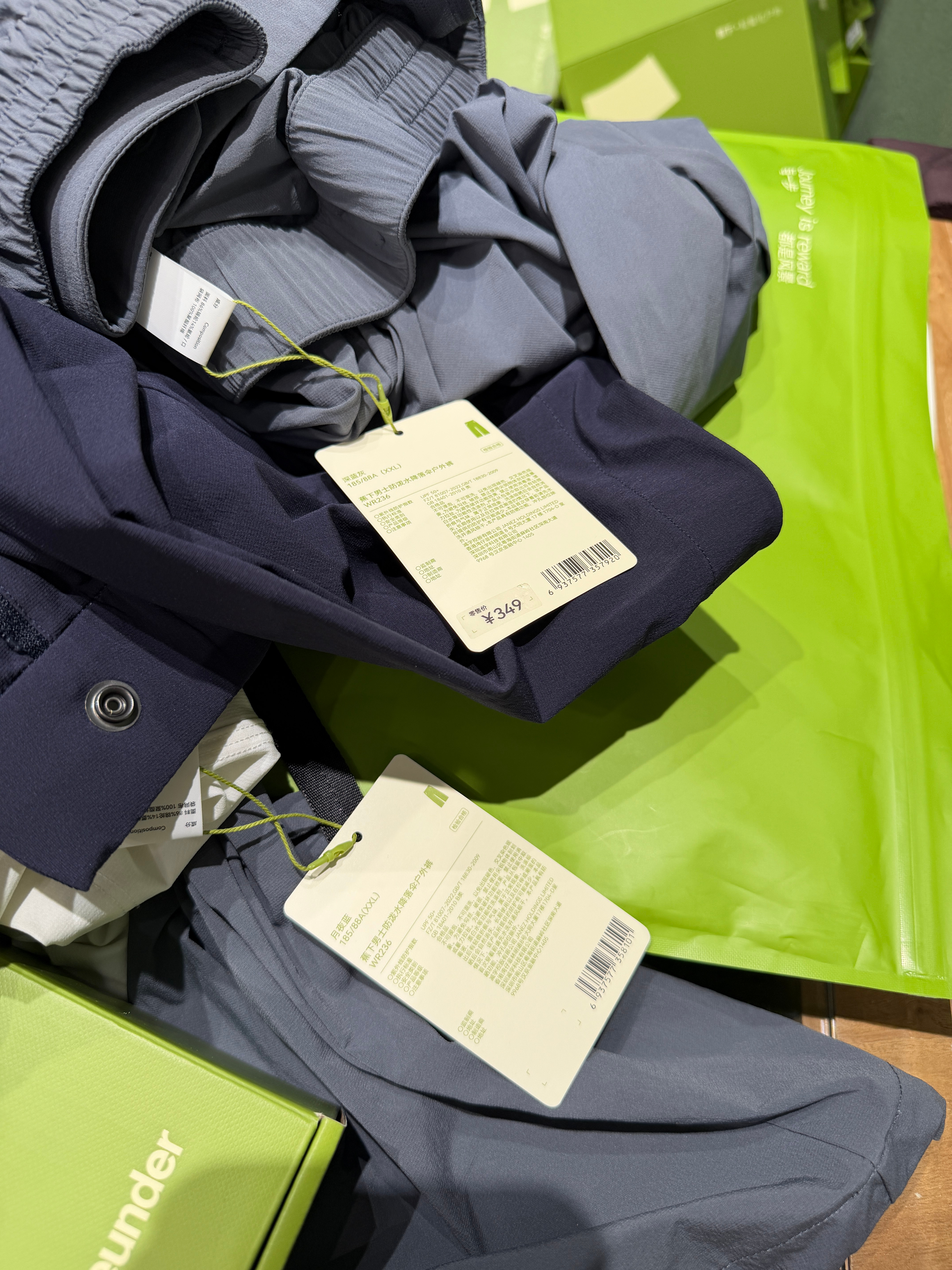 闺蜜 我在蕉下给我们家的男士们买了好多衣服和裤子 有两个款特别好看 每个人都有两