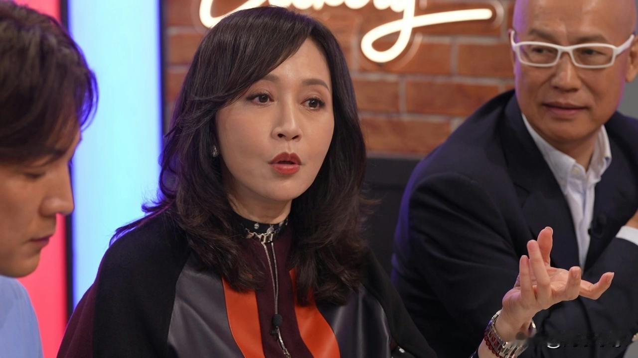 顾纪筠当年住香港仔徙置区 现住半山豪宅Hermès盒布置圣诞树
由方力申、黄翠如