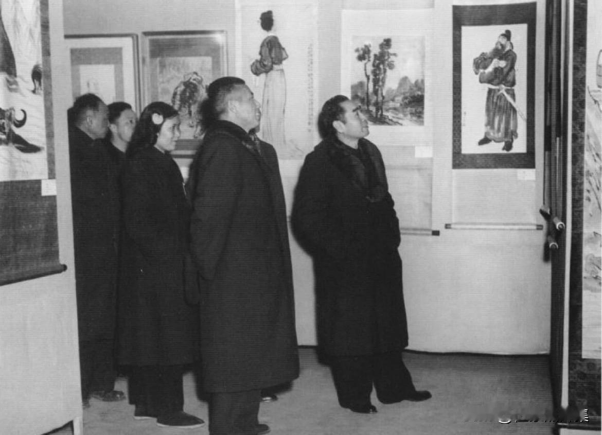 1954年1月9日，周恩来总理前往北京中山公园参观画家徐悲鸿遗作展。在展览现场，