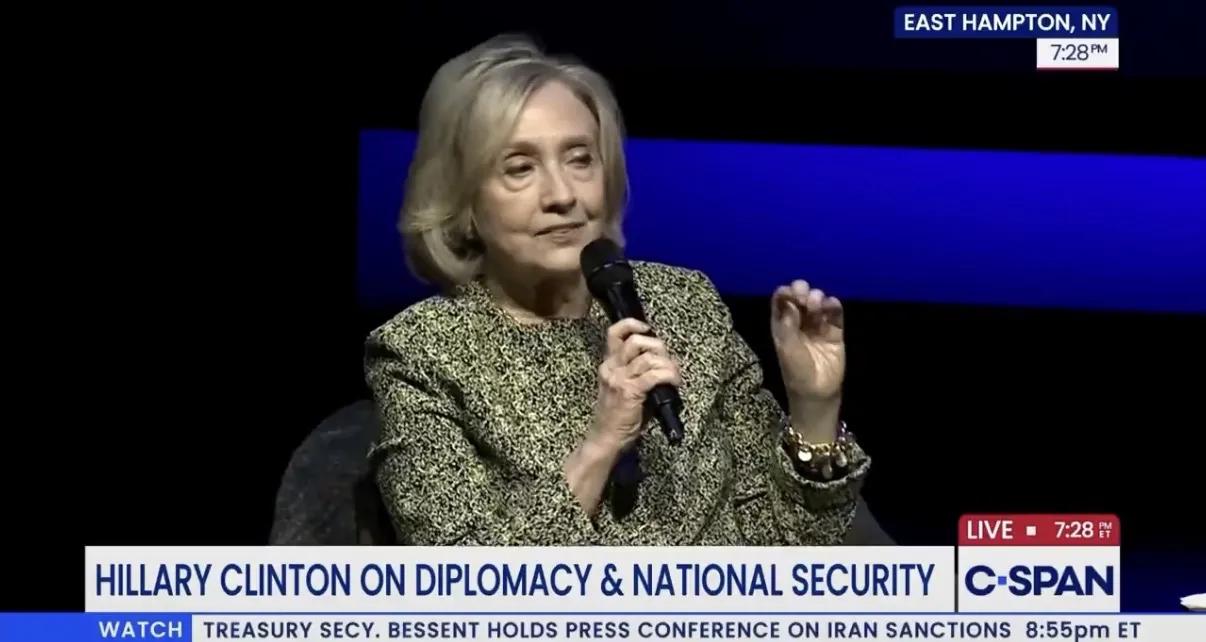 美国前国务卿希拉里·克林顿25日说：“结束乌克兰战争最快的办法，就是特朗普更加坚