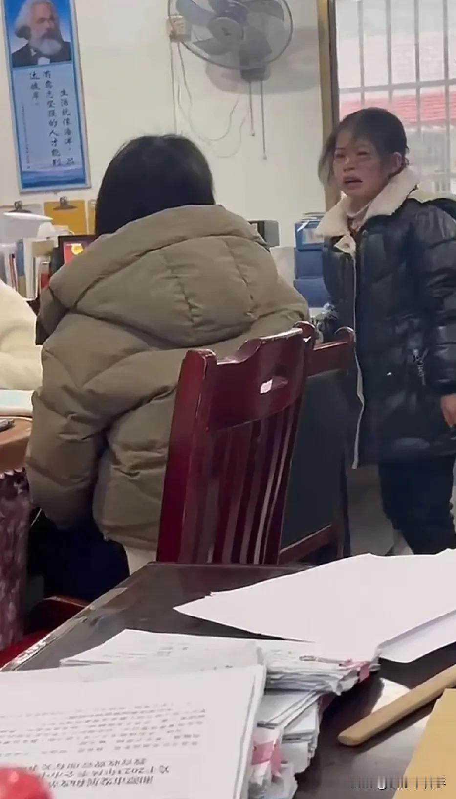 图一，可怜的小女孩，头发凌乱，满脸惊恐!样子令人心疼！
图二，女老师抬手就是一巴