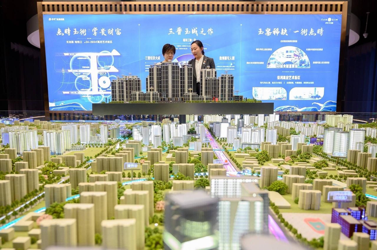 随着房地产行业进入深度调整期，房企高管薪酬呈现整体回落。近期年报数据显示，此前常