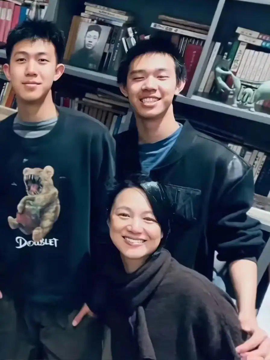 姜文icon大女儿都31岁了，姜一朗是姜文与法国icon前妻的女儿。他们在95年