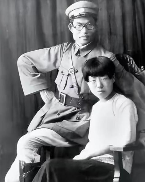 1940年，延安，朱仲芷主动跟丈夫萧劲光离了婚。那一年她已经是六个孩子的娃，和萧