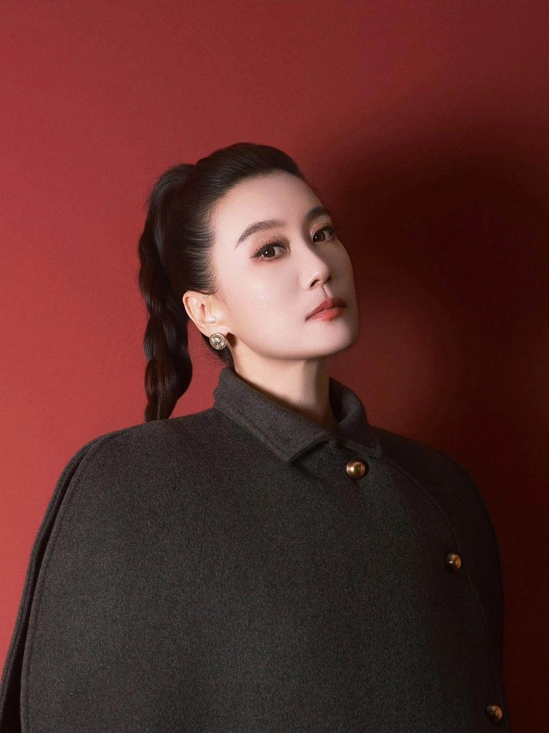 谭晶扛住这深橄榄绿斗篷+黑皮手套的组合啊——斗篷的廓形自带气场，金色纽扣是贵气的