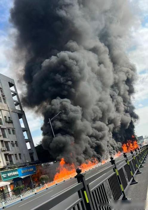 广州珠海区路边燃油车漏油惹祸，城市角落藏着定时炸弹

那天下午一点多，广州海珠区