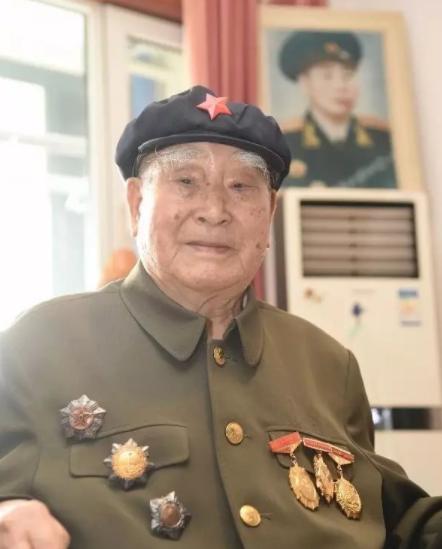 [微风]1943年，八路军政委秦光不幸中弹。突然，两个汉奸走到了他身边，其中一个