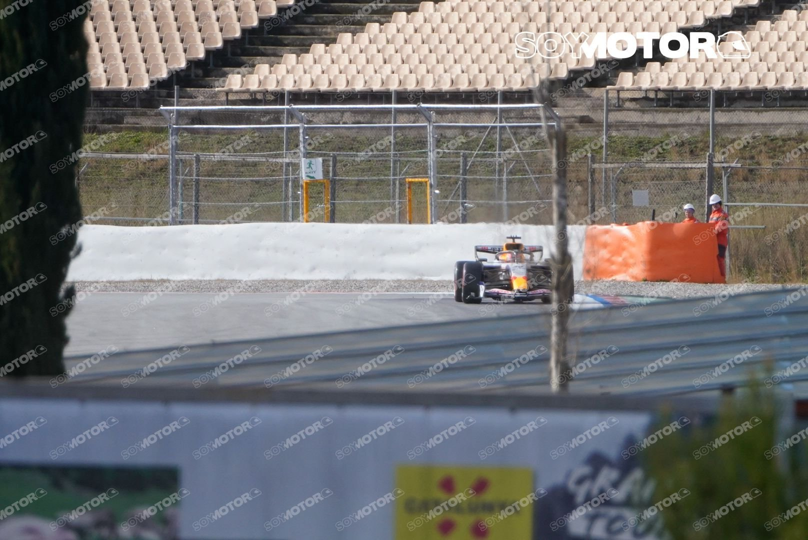 劳森的赛车停在了赛道上，赛道边远处观察的SoyMotor表示当时劳森正在练起步，