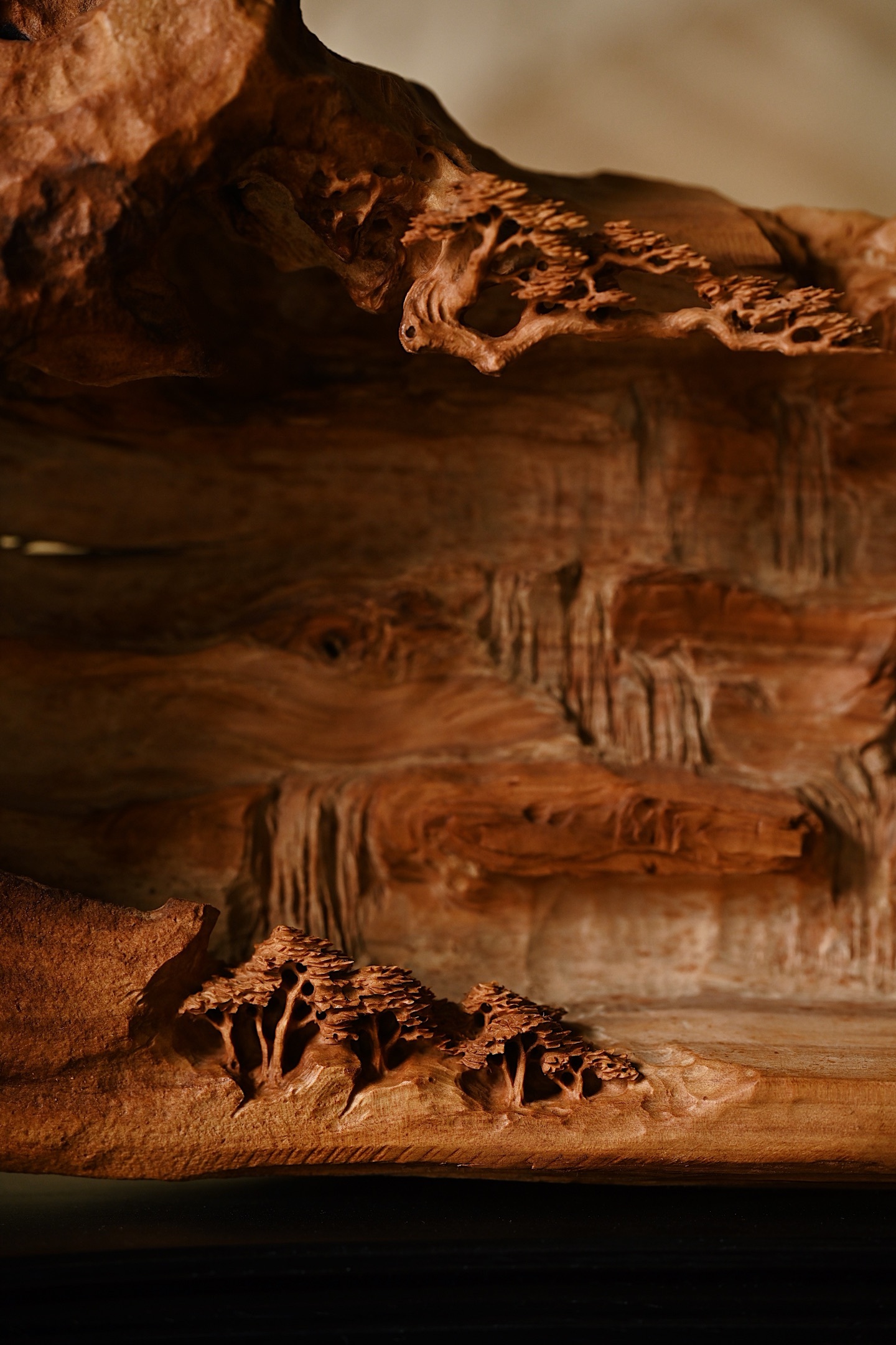 老山檀 | 松风飞瀑 摆件整料雕刻，匠人以刀代笔，于木上营造出咫尺千里的山水胜境