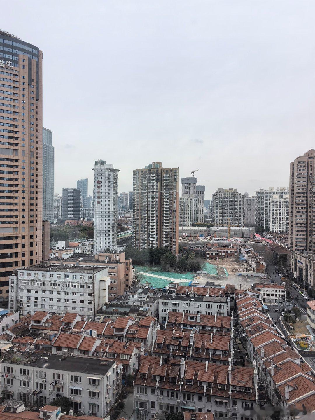 这套办公室可以看到海玥黄浦源的工程进度，不错，就是 300 平吃不下来 ​​​