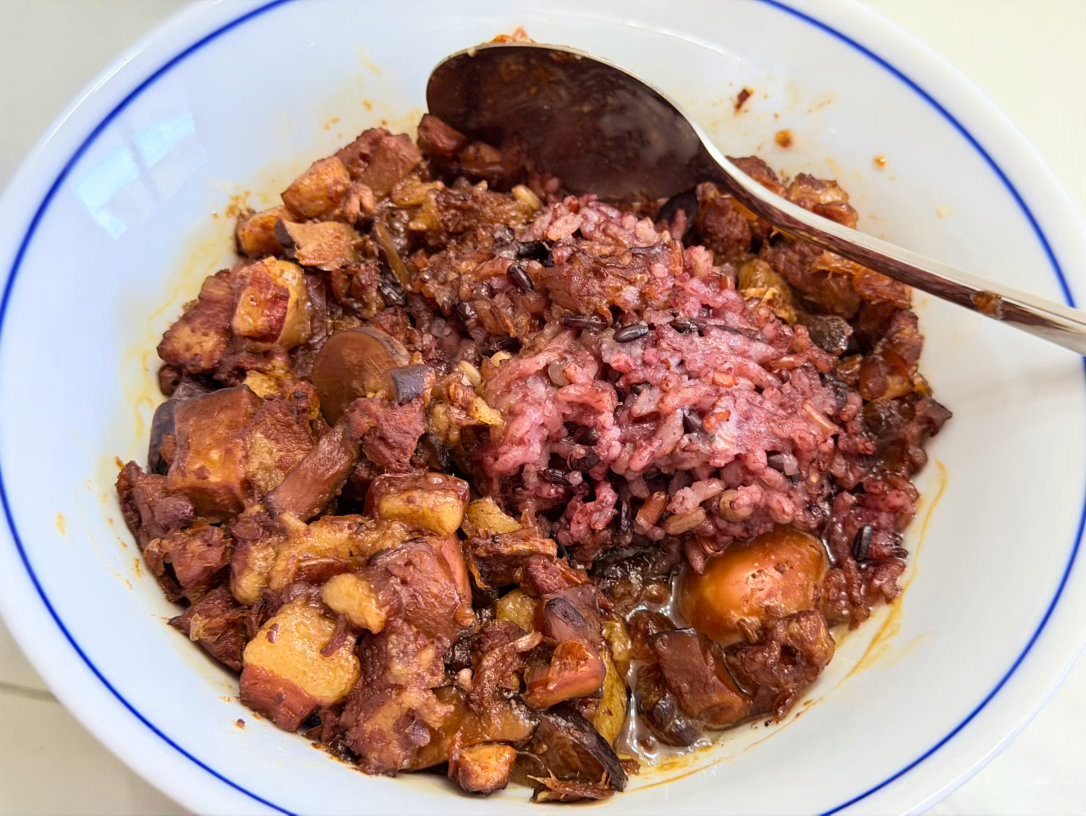 炖煮软烂的卤肉饭真是美味极了