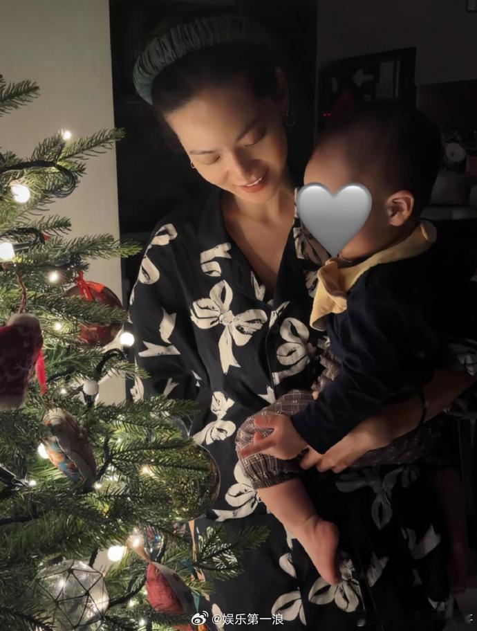 曾之乔圣诞晒和儿子合照曾之乔晒和儿子合照 曾之乔圣诞晒和儿子合照，好温馨！ 