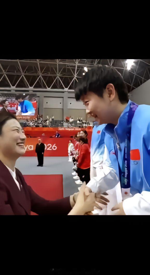 孙颖莎真的太强了给莎莎颁奖的是丁宁！[赞][赞][赞] ​​​