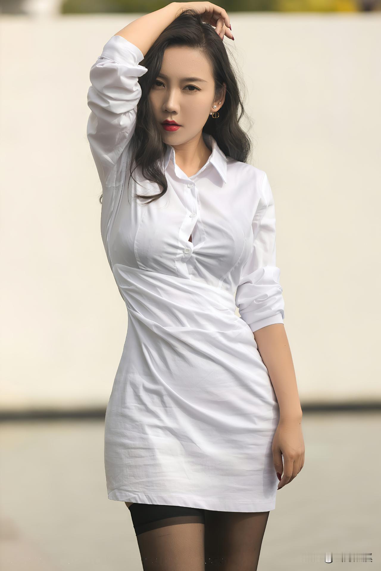 白衬衫+黑丝的性感暴击！她的魔鬼身材让人移不开眼