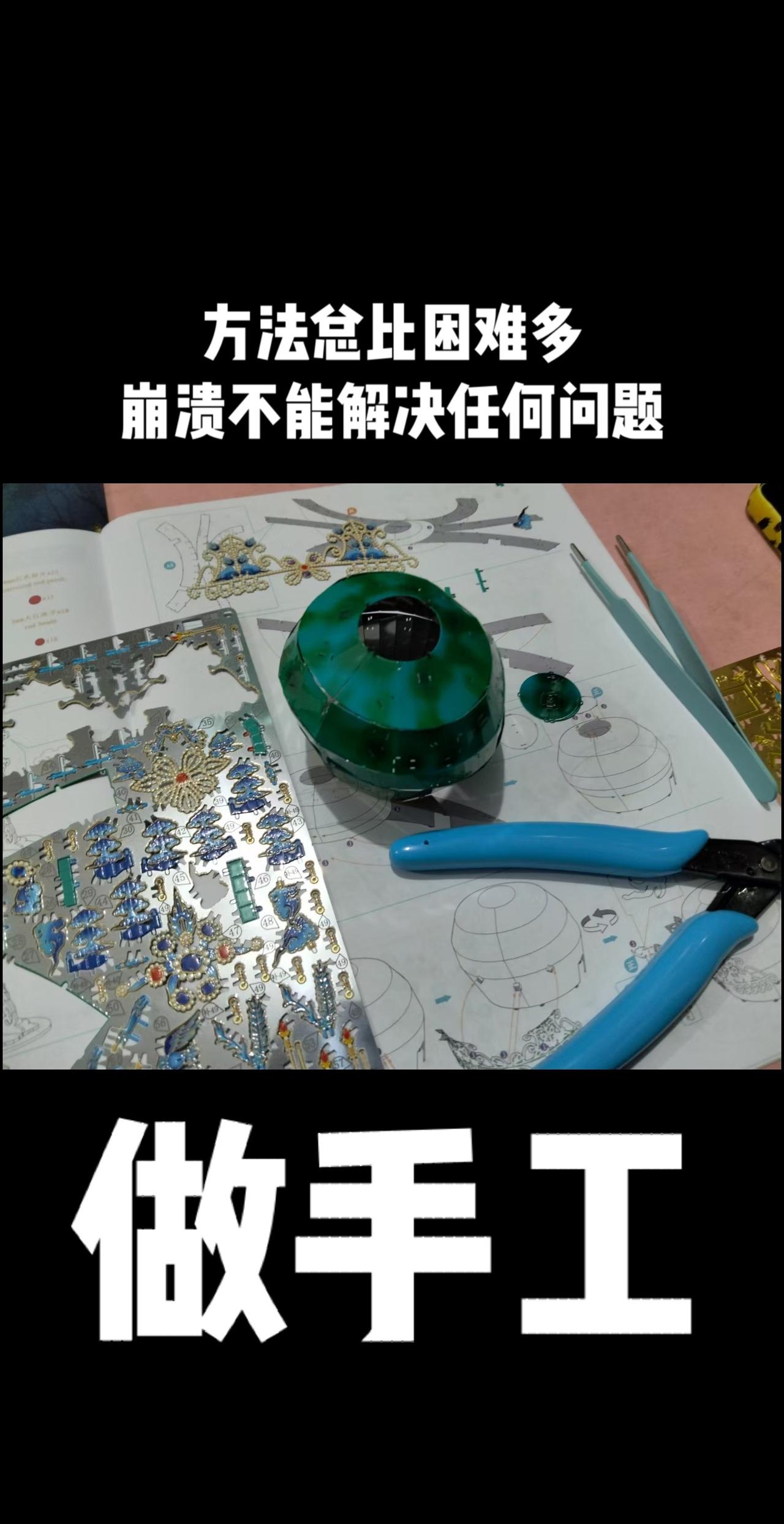 在绝望与崩溃中
看到了一个二维码
在盒子里一张小卡片的背面
扫了二维码
进入视频