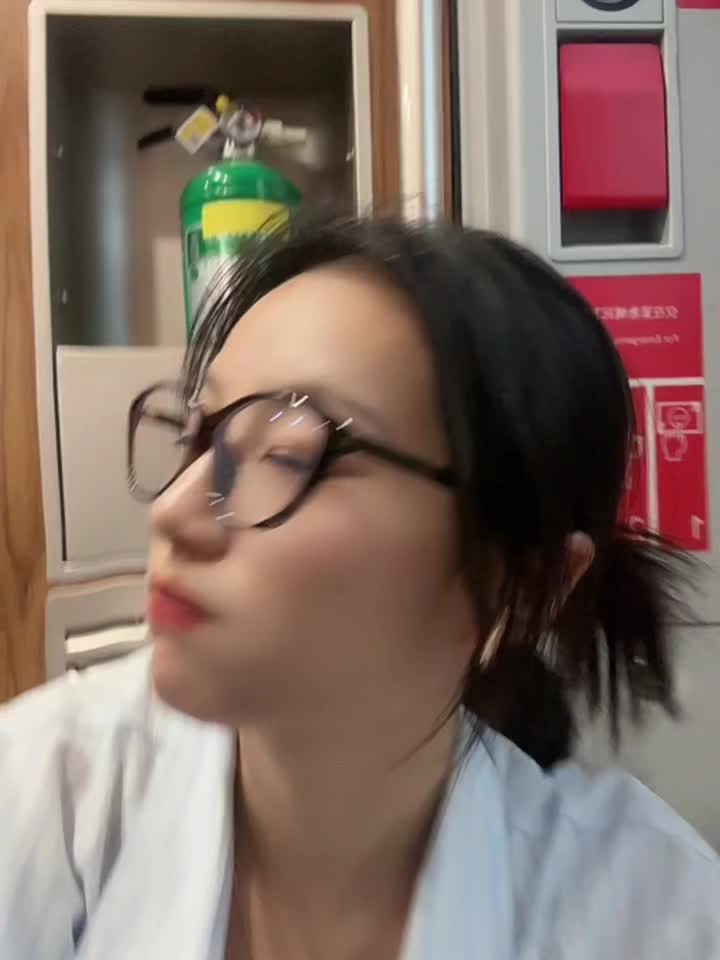 头一回出差坐过道，路程八小时，心情就像远赴边疆和亲的公主
