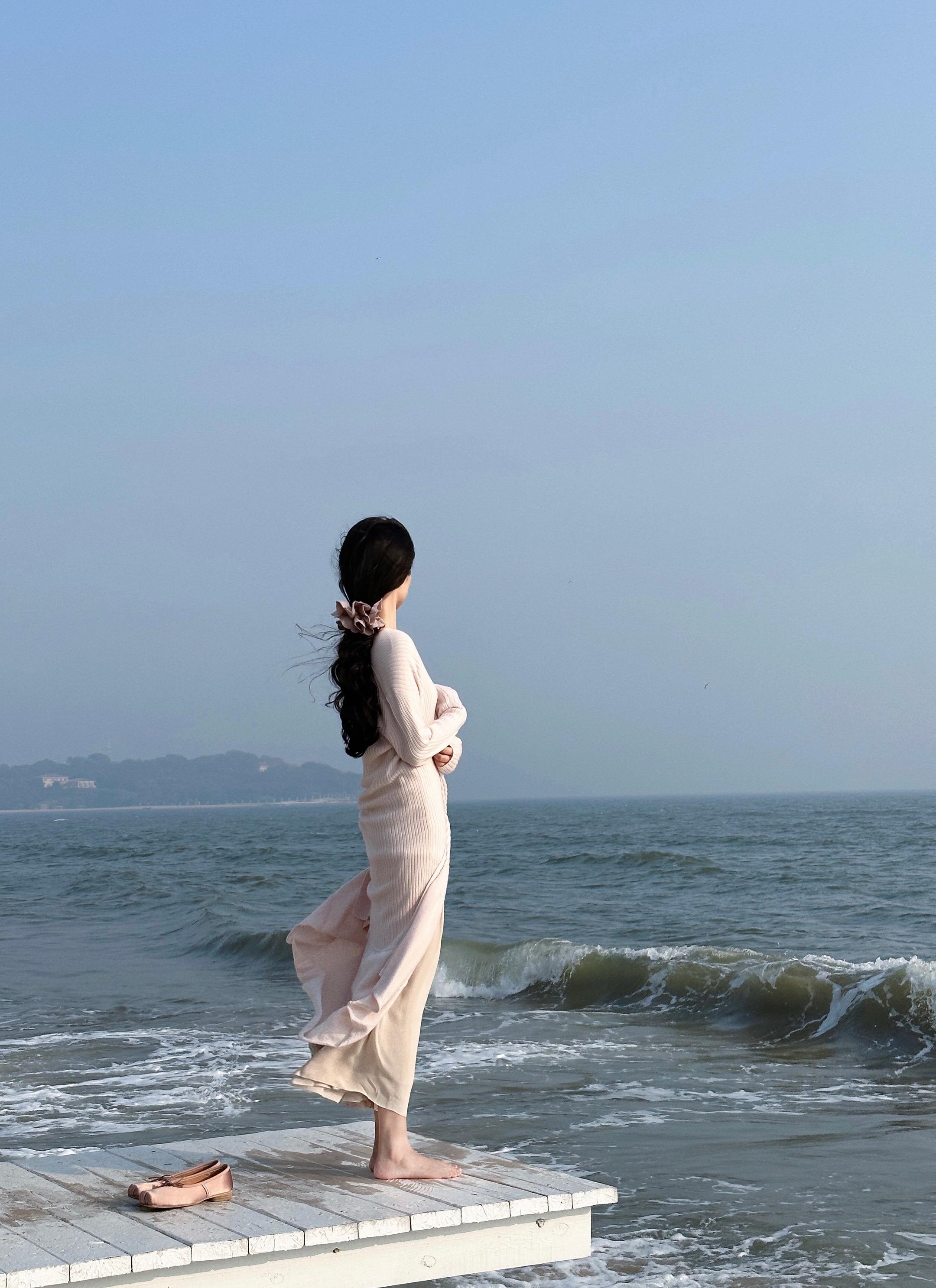 有一天晚上 梦一场 你白发苍苍 说带我流浪 我还是没犹豫 就随你去天堂…