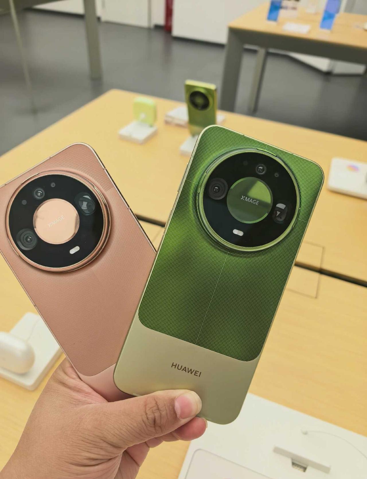 📱Mate90真实体验分享
▫️外观：背板宝石环，质感高级，拿在手上辨识度超高