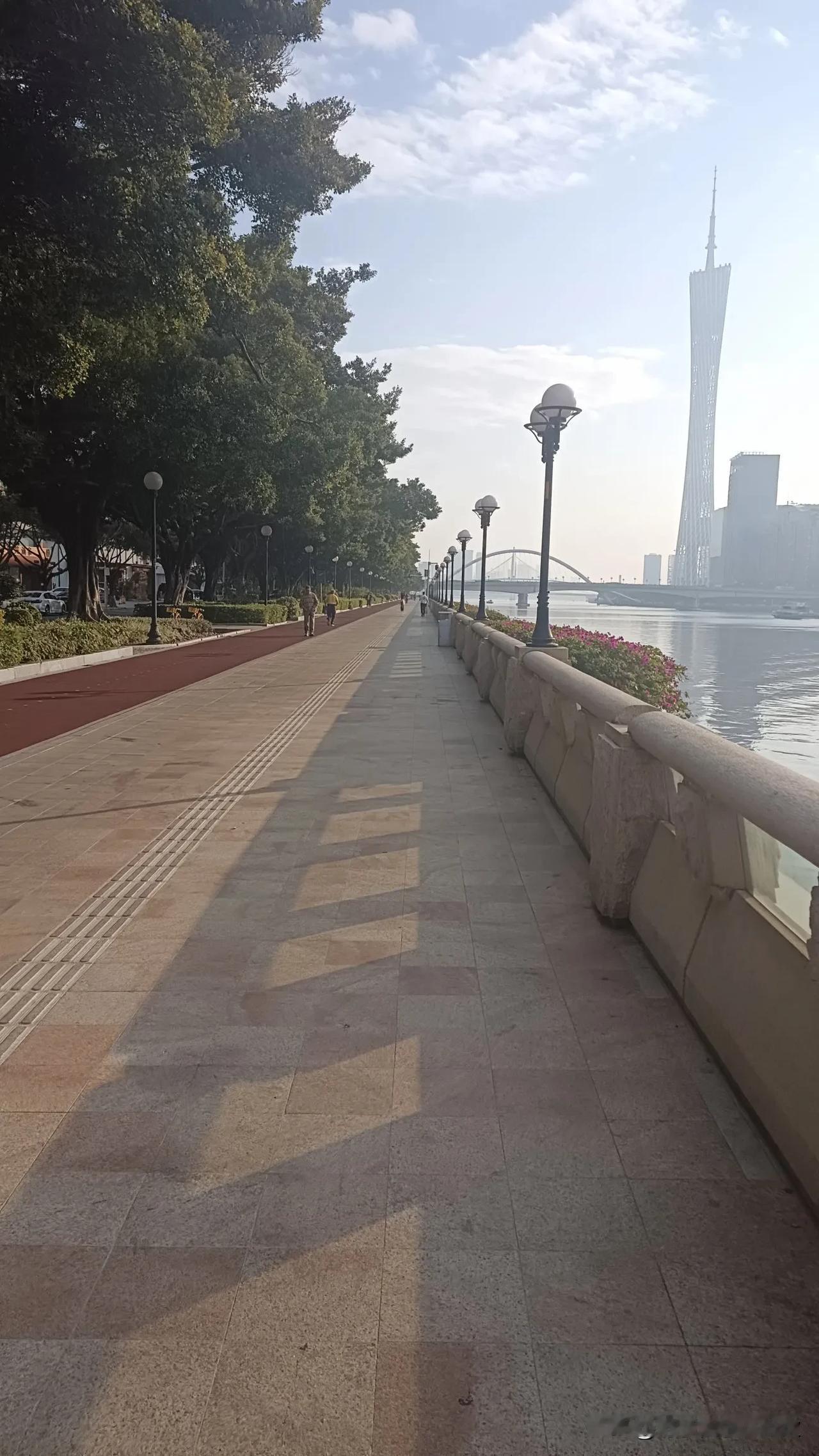 在广州塔下跑步，真的是超级棒的体验！广州塔有“小蛮腰”之称，600米的高度让它成