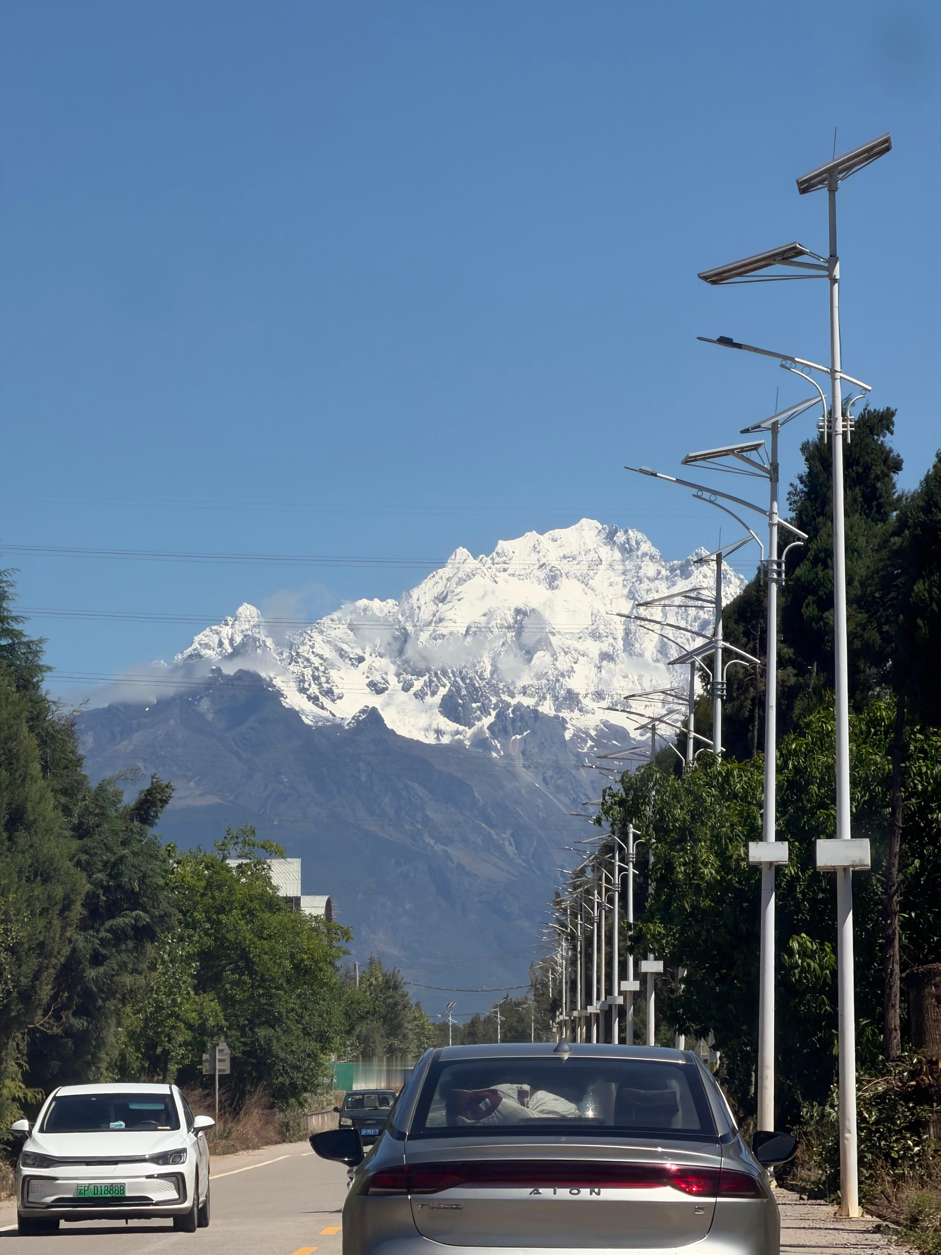 2022年来没看到玉龙雪山，今天看到啦，一转眼已经四年啦，兄dei们，见者好运哦