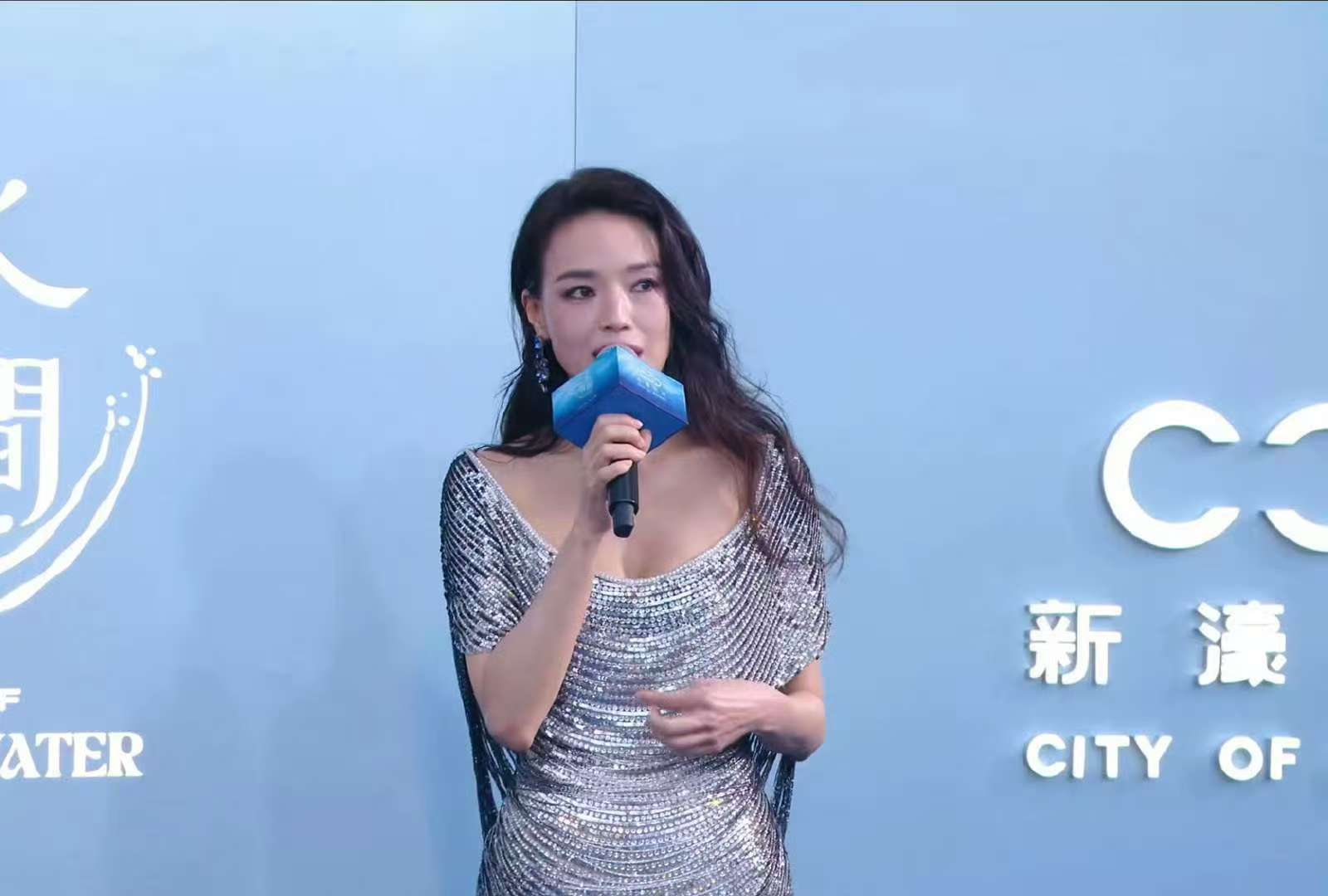舒淇像把银河穿在身上舒淇闪钻银裙舒淇你美，闪钻银裙好漂亮。 ​​​
