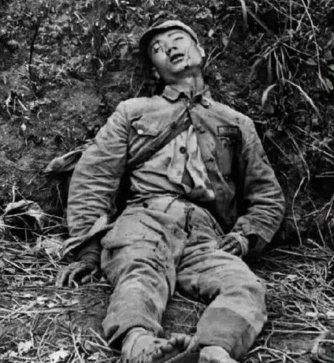 泪目！[悲伤]抗日战争时，穿草鞋的年轻战士战死沙场。他是谁的儿子，谁的丈夫，谁的