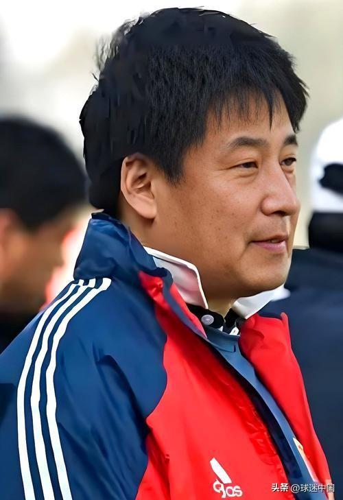 云南省网球队队员出身的钟妮，是徐弢的妻子，她在中国网坛的知名度，比徐弢在当时足坛