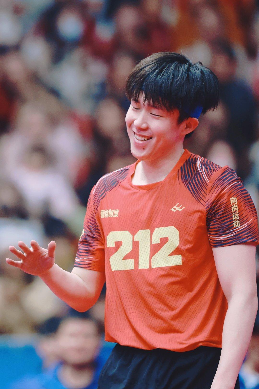 王楚钦[超话]   wcq 王楚钦加油  🦁 王楚钦想给观众买含片  凝聚炽热